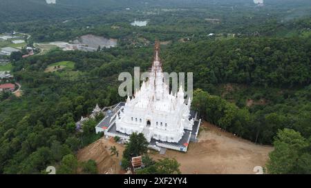 Drohnenansicht Des Weißen Tempels In Chiang Mai Thailand Stockfoto