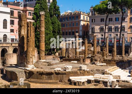 Largo di Torre Argentinien wurde auf einem wichtigen archäologischen Gebiet aus der römischen Zeit erbaut, heute die älteste Katzenkolonie der Stadt in Rom, Italien. Stockfoto