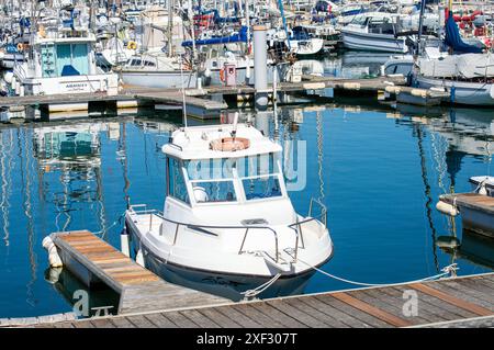 LAGOS, PORTUGAL - FERBUARY 28, 2023: Schiffe und Boote im Hafen von Lagos, Portugal am 28. Februar 2023 Stockfoto