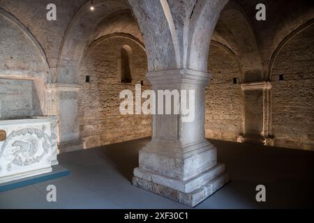 Römischer Marmoraltar, der als Träger der Gewölbe des unteren Saals der romanischen Chiesa di Santa Maria in Solario (Kirche Santa Maria in Solario) aus XII. Verwendet wurde Stockfoto