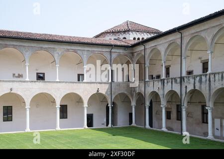 Romanische Chiesa di Santa Maria in Solario (Kirche Santa Maria in Solario) aus dem 12. Jahrhundert im Museo di Santa Giulia (Stadtmuseum Santa Giulia) in Mo Stockfoto