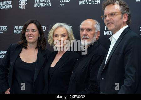 Julia Weigl, Michael Cristofer, Jessica lange und Christoph Gröner bei der Premiere des HBO-Films 'The Great Lillian Hall' und der Verleihung des Cinemerit Awards uf dem 41. Filmfest München 2024 im Deutschen Theater. München, 30.06.2024 Stockfoto