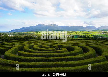 Das Peace Labyrinth in Castlewellan, Nordirland, mit den Mourne Mountains im Hintergrund Stockfoto