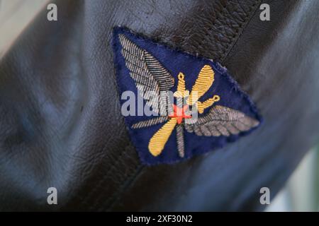 Militäruniform der UdSSR-Piloten während des Zweiten Weltkriegs. Historische Luftfahrzeuggegenstände aus der Sowjetunion Stockfoto