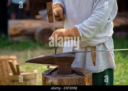 Ein Sänger spielt eine Oud-Laute, Hände auf Streicher in Nahaufnahme Stockfoto