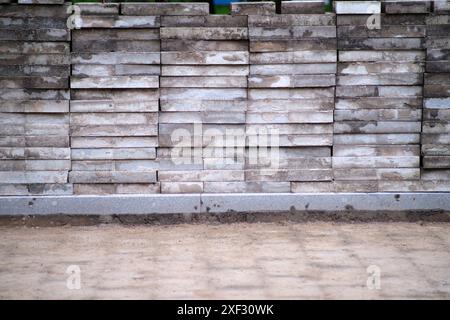 Ersatz von Pflasterplatten auf dem Weg im Sommerpark. Ein Platz, der für das Verlegen von Fliesen vorbereitet ist Stockfoto