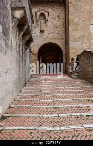 San Gimignano, Italien - 17. September 2022: Eintritt zum Innenhof des Palazzo Comunale, auch bekannt als Palazzo del Popolo in San Gimignano. Toskana, ich Stockfoto