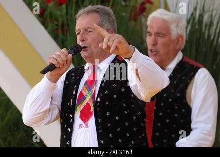 Immer wieder Sonntags 2024, Folge 03 Norbert Rier, Sänger und Frontmann der Kastelruther Spatzen. ARD-Unterhaltungsshow immer wieder Sonntags. TV-Aufzeichnung und Live-Übertragung vom 30.06.2024 aus dem Wasserpark Rulantica, Rust. Baden-Württemberg, Deutschland. *** Immer wieder Sonntags 2024, Episode 03 Norbert Rier, Sänger und Frontmann der ARD-Unterhaltungsshow Kastelruther Spatzen immer wieder Sonntags TV-Aufnahme und Live-Übertragung vom 30 06 2024 aus dem Wasserpark Rulantica, Rust Baden Württemberg Stockfoto