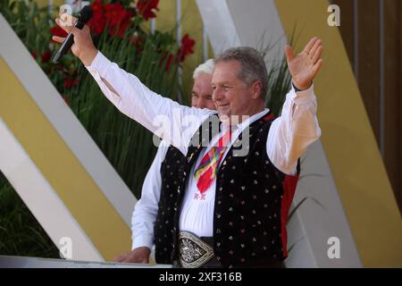 Immer wieder Sonntags 2024, Folge 03 Norbert Rier, Sänger und Frontmann der Kastelruther Spatzen. ARD-Unterhaltungsshow immer wieder Sonntags. TV-Aufzeichnung und Live-Übertragung vom 30.06.2024 aus dem Wasserpark Rulantica, Rust. Baden-Württemberg, Deutschland. *** Immer wieder Sonntags 2024, Episode 03 Norbert Rier, Sänger und Frontmann der ARD-Unterhaltungsshow Kastelruther Spatzen immer wieder Sonntags TV-Aufnahme und Live-Übertragung vom 30 06 2024 aus dem Wasserpark Rulantica, Rust Baden Württemberg Stockfoto