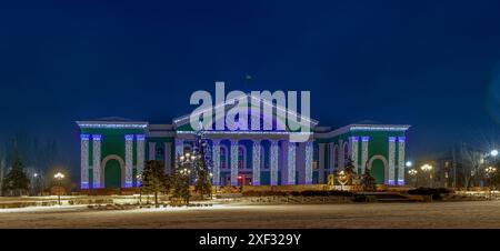 Sewerodonetsk Ukraine 18/01/2022 Blick auf den Kulturpalast, beleuchtet von Neujahrslichtern bei Nacht Stockfoto