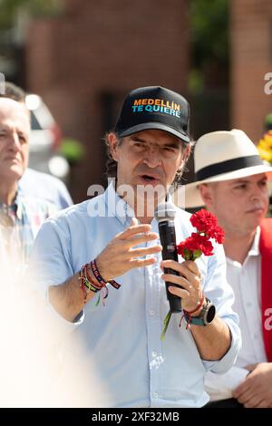 Medellin, Kolumbien. Juni 2024. Medellins Bürgermeister Federico Gutierrez spricht während einer Pressekonferenz zur Vorbereitung der Blumenmesse Feria de las Flores in Kolumbien am 21. Juni 2024. Foto: Camilo Moreno/Long Visual Press Credit: Long Visual Press/Alamy Live News Stockfoto