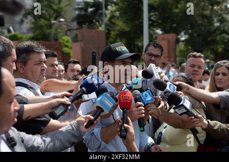 Medellin, Kolumbien. Juni 2024. Medellins Bürgermeister Federico Gutierrez spricht während einer Pressekonferenz zur Vorbereitung der Blumenmesse Feria de las Flores in Kolumbien am 21. Juni 2024. Foto: Camilo Moreno/Long Visual Press Credit: Long Visual Press/Alamy Live News Stockfoto