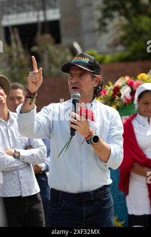 Medellin, Kolumbien. Juni 2024. Medellins Bürgermeister Federico Gutierrez spricht während einer Pressekonferenz zur Vorbereitung der Blumenmesse Feria de las Flores in Kolumbien am 21. Juni 2024. Foto: Camilo Moreno/Long Visual Press Credit: Long Visual Press/Alamy Live News Stockfoto