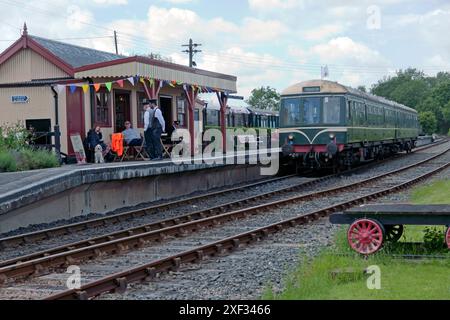 Vorderansicht des Diesel Observation Train M50971 am Bahnhof Bodium an der Kent and East Sussex Railway. Stockfoto