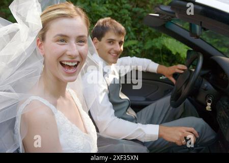 Brautpaar in einem Cabrio. Gipuzkoa, Euskadi. Stockfoto