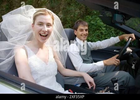 Brautpaar in einem Cabrio. Gipuzkoa, Euskadi. Stockfoto