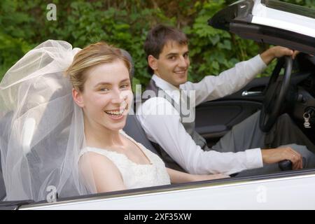 Brautpaar in einem Cabrio. Gipuzkoa, Euskadi. Stockfoto