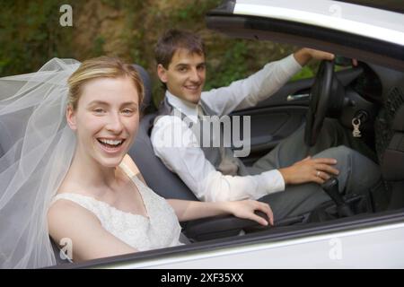 Brautpaar in einem Cabrio. Gipuzkoa, Euskadi. Stockfoto