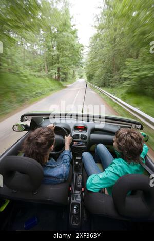 Freunde im Cabrio, Gipuzkoa, Euskadi. Spanien. Stockfoto