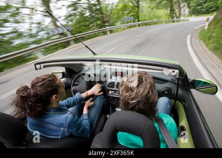 Freunde im Cabrio, Gipuzkoa, Euskadi. Spanien. Stockfoto