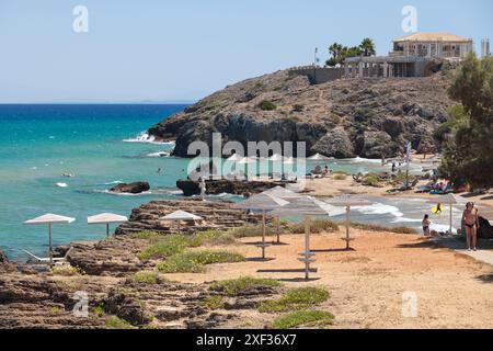 Zakynthos, Griechenland - 15. August 2016: Touristen ruhen sich am Strand aus. Einer der beliebtesten Ferienorte der griechischen Insel Zakynthos. Küste des Ionischen Meeres Stockfoto