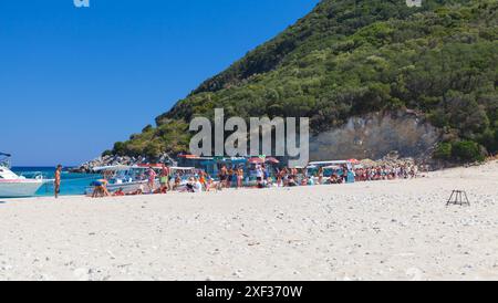 Zakynthos, Griechenland - 16. August 2016: Touristen ruhen sich an einem sonnigen Sommertag am Strand aus Stockfoto