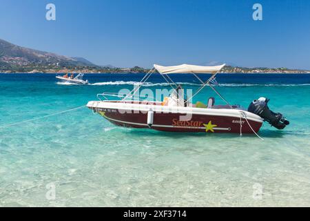 Zakynthos, Griechenland - 16. August 2016: Touristen sind auf einem Leihboot an einem sonnigen Tag Stockfoto