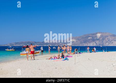 Zakynthos, Griechenland - 16. August 2016: Touristen sind an einem sonnigen Tag am Strand Stockfoto