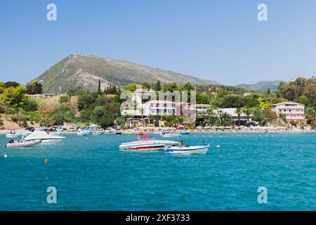 Zakynthos, Griechenland - 17. August 2016: Motorboote fahren an einem sonnigen Tag in der Bucht von Laganas Stockfoto