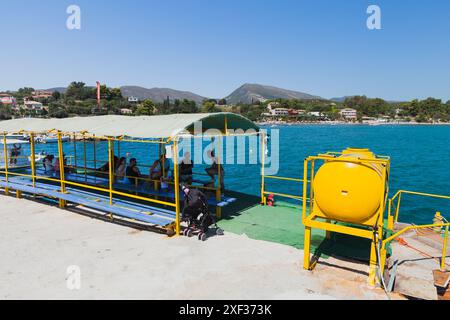 Zakynthos, Griechenland - 17. August 2016: Touristen warten auf das Boarding für eine Bootsfahrt am Ufer des Hafens von Laganas Stockfoto