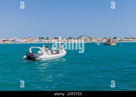 Zakynthos, Griechenland - 17. August 2016: Motorboote mit Touristen fahren in der Bucht von Laganas Stockfoto