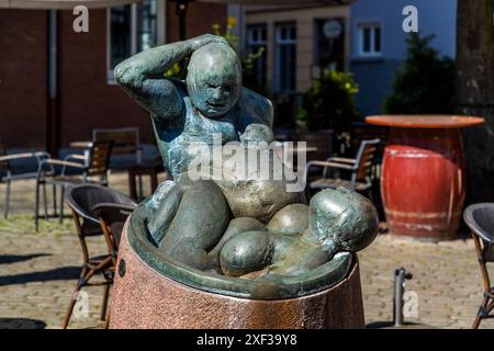 Badestubenbrunnen vor dem Schifferhaus, entworfen von Jürgen Cominotto (1986). Am Landherrnamt, Bremen, Deutschland Stockfoto