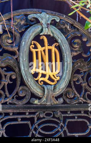 Ein schmiedeeisernes Tor im Bremischen Schnoor trägt das goldene Monogramm NDL, das Logo der Reederei Norddeutscher Lloyd. Als eines der wichtigsten deutschen Schifffahrtsunternehmen des späten 19. und frühen 20. Jahrhunderts war es eng mit Werften und Industrieunternehmen verbunden und trug wesentlich zur wirtschaftlichen Entwicklung Bremens und Bremerhavens bei. Schnoor, Bremen, Deutschland. Stockfoto