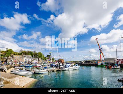 Blick auf die Boote, die im Frühling im Hafen an einem sonnigen Tag in Padstow, einem hübschen Küstendorf an der Nordküste von Cornwall, England, liegen Stockfoto