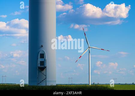 Windenergieanlage in landwirtschaftlich bewirtschafteter Landschaft, selektiver Fokus Stockfoto