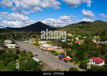 Luftlinie von Kilkivan, South Burnett, Queensland. Diese malerische Stadt besticht durch sanfte grüne Hügel und ein malerisches Dorfgefühl. Stockfoto