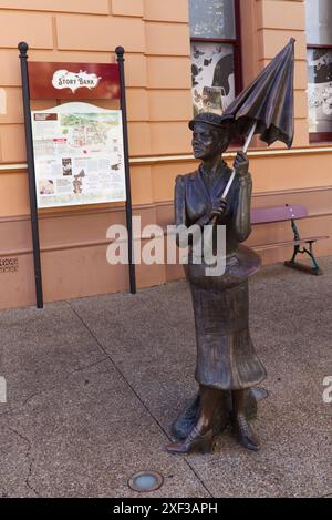 Eine Statue von Mary Poppins, einer beliebten Figur aus der klassischen Kinderbuchserie. Maryborough, Queensland, Australien Stockfoto