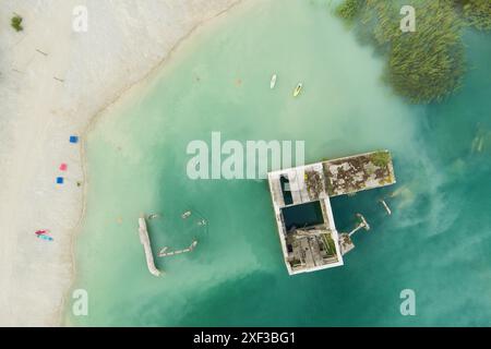 Ein beliebter Ort in Estland zum Schwimmen, Schnorcheln und Tauchen, der Rummu Steinbruch mit einem Unterwassergefängnis, Fotoaufnahme von einer Drohne. Stockfoto