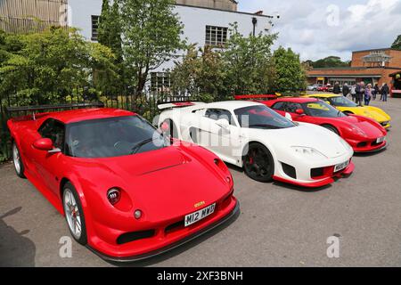 Noble M12 GTO-3 (2003), Noble M600 (2016) und zwei Noble M12 GTO-3s, Best of British, 27. Mai 2024, Brooklands Museum, Weybridge, Surrey, England, Großbritannien Stockfoto