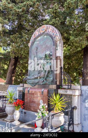 Pieta Grabstein von Mihovil Franasovic von Ivan Rendic, Supetar Friedhof, Supetar, Insel Brac, Kroatien Stockfoto