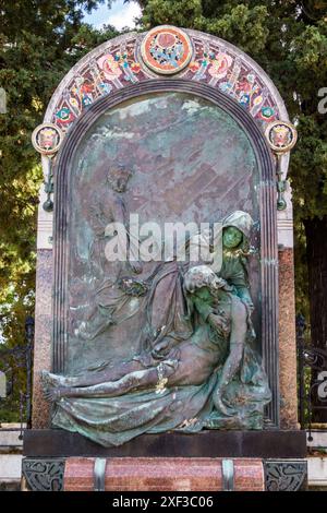 Pieta Grabstein von Mihovil Franasovic von Ivan Rendic, Supetar Friedhof, Supetar, Insel Brac, Kroatien Stockfoto