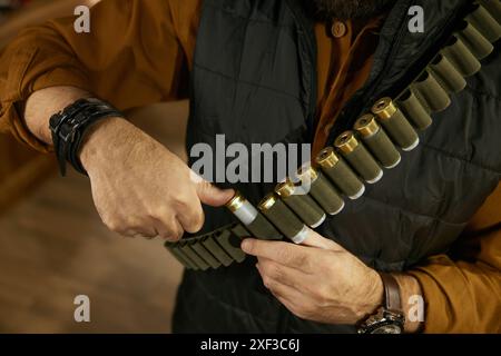 Hunter Hände, die Kugeln in die Nahaufnahme des Munitionsgürtels stecken Stockfoto