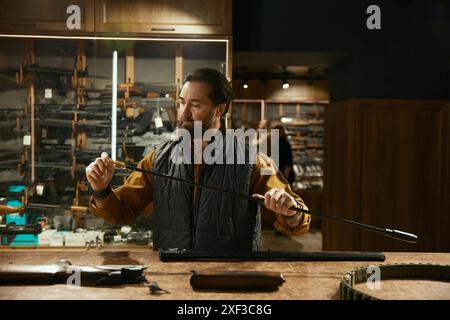 Waffenbesitzer Reinigungspistole mit Bürste für den Verkauf vorbereiten Stockfoto