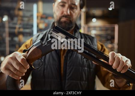 Mann, der in einem Waffenladen arbeitet und hochwertige Munition für den Verkauf vorbereitet Stockfoto