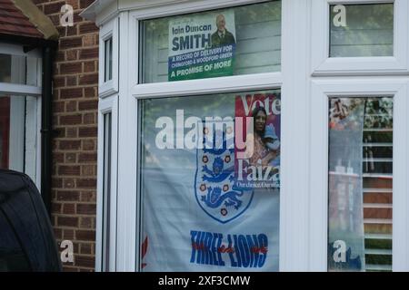 Plakate für den konservativen Iain Duncan Smith und die unabhängige Faiza Shaheen im selben Fenster im marginalen Wahlkreis Chingford und Woodford Green Stockfoto