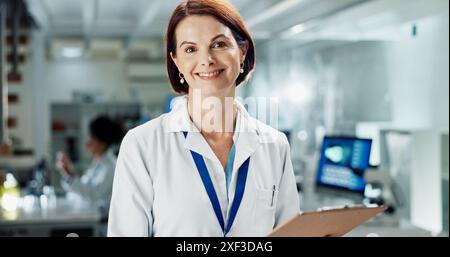 Wissenschaftler, Frau und Zwischenablage im Laborportrait, medizinischer Forscher und Mitarbeiter mit Ergebnissen oder Biodaten. Gesundheit, Medizin und Entwicklung, glücklich Stockfoto