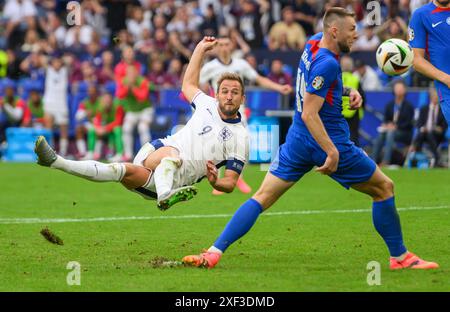 Gelsenkirchen, Deutschland. 30. Juni 2024. England gegen Slowakei - UEFA Euro 2024 - R16 - Gelsenkirchen. Harry Kane schießt bei einem Schuss gegen die Slowakei. Bildnachweis: Mark Pain / Alamy Live News Stockfoto