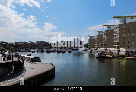 London - 06 04 2022: Blick auf das Limehouse Basin Stockfoto