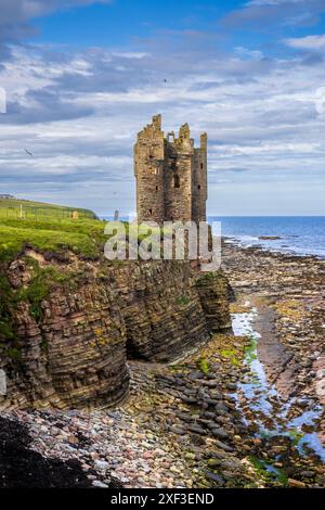 Keiss Castle in Sinclair Bay, Caithness, Schottland Stockfoto