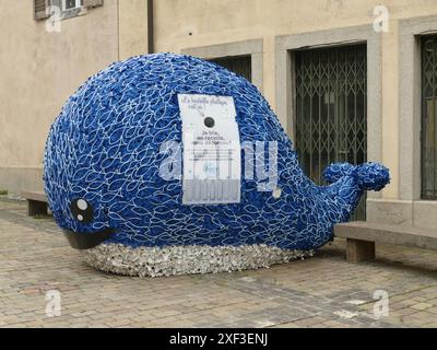 Ein Wal-Recyclingbehälter für Plastikflaschen in St. Maurice, Schweiz Stockfoto